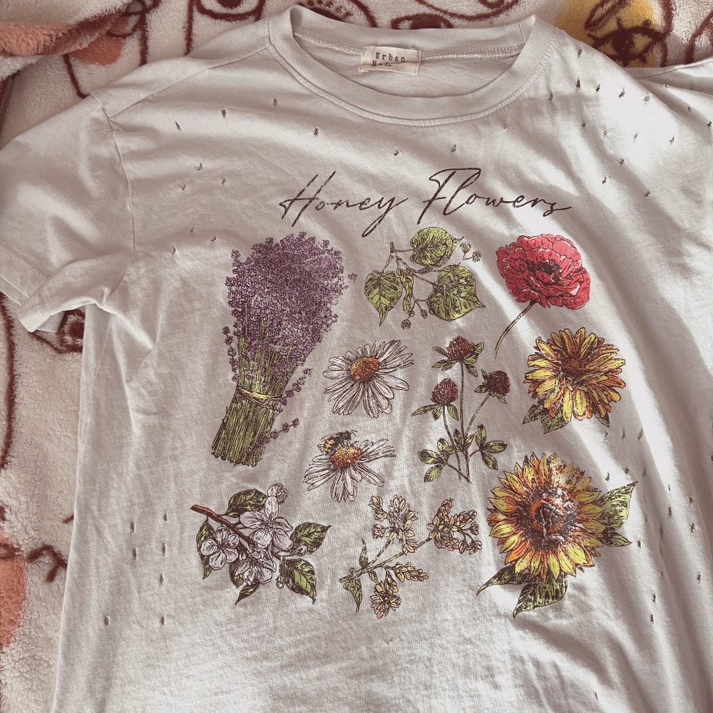 Flower print distressed T shirt